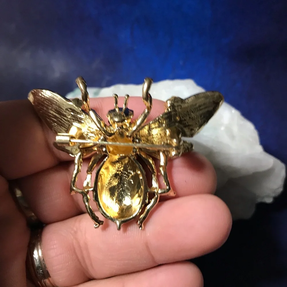 Gorgeous gold tone bumblebee with flowers brooch - Picture 5 of 5